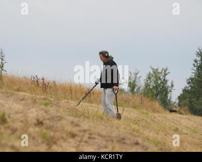 Sheerness, Kent, Regno Unito. Il 7 ottobre, 2017. Regno Unito Meteo: un mattino nuvoloso in Sheerness. Un metallo detectorist ricerche. Credito: James Bell/Alamy Live News Foto Stock