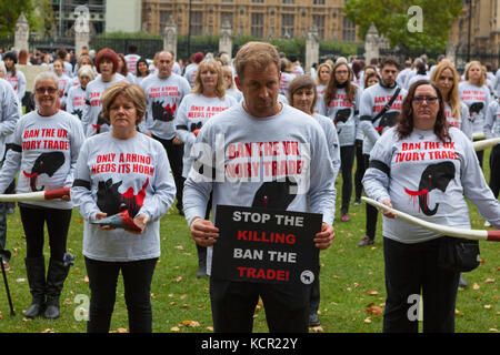 La piazza del parlamento, Londra uk. 7 ott 2017. Londra gmfer silenziosa protesta: 7 ottobre, 2017. I membri di azione per gli elefanti stadio nel Regno Unito una silenziosa protesta in piazza del Parlamento per evidenziare la diminuzione del numero di elefanti selvatici e dei rinoceronti dovuta all'avorio bracconaggio e la perdita di habitat. Credito: Steve parkins/alamy live news Foto Stock