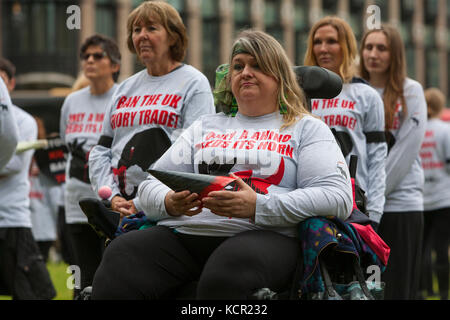 La piazza del parlamento, Londra uk. 7 ott 2017. Londra gmfer silenziosa protesta: 7 ottobre, 2017. I membri di azione per gli elefanti stadio nel Regno Unito una silenziosa protesta in piazza del Parlamento per evidenziare la diminuzione del numero di elefanti selvatici e dei rinoceronti dovuta all'avorio bracconaggio e la perdita di habitat. Credito: Steve parkins/alamy live news Foto Stock