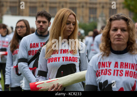 La piazza del parlamento, Londra uk. 7 ott 2017. Londra gmfer silenziosa protesta: 7 ottobre, 2017. I membri di azione per gli elefanti stadio nel Regno Unito una silenziosa protesta in piazza del Parlamento per evidenziare la diminuzione del numero di elefanti selvatici e dei rinoceronti dovuta all'avorio bracconaggio e la perdita di habitat. Credito: Steve parkins/alamy live news Foto Stock