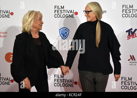 Colonia, Germania. 6 ottobre 2017. Il regista tedesco Margarethe von Trotta (L) e la regista neozelandese Jane Campion alla premiazione del Festival del Cinema di Colonia, in Germania, il 6 ottobre 2017. Crediti: Caroline Seidel/dpa/Alamy Live News Foto Stock