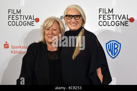 Colonia, Germania. 6 ottobre 2017. Il regista tedesco Margarethe von Trotta (L) e la regista neozelandese Jane Campion alla premiazione del Festival del Cinema di Colonia, in Germania, il 6 ottobre 2017. Crediti: Caroline Seidel/dpa/Alamy Live News Foto Stock