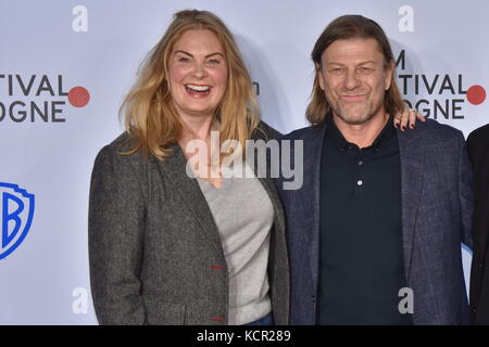 Colonia, Germania. 5 ottobre 2017. L'attore britannico Sean Bean con sua moglie Ashley al Festival del cinema di Colonia, Germania, 5 ottobre 2017. Crediti: Horst Galuschka/dpa/Alamy Live News Foto Stock