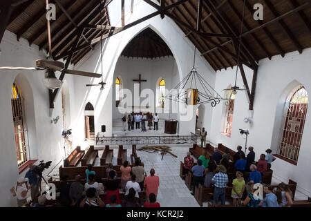 Il Vicepresidente degli Stati Uniti Mike Pence e sua moglie Karen Pence in piedi sotto il tetto danneggiato dalla tempesta parlano con i parrocchiani della chiesa episcopale di Holy Cross il 6 ottobre 2017 a Christiansted, St. Croix, Isole Vergini americane. Pence è nelle Isole Vergini per assistere agli sforzi di soccorso dopo la distruzione dell'uragano Maria. Foto Stock