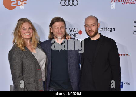 Colonia, Germania. 5 ottobre 2017. L'attore britannico Sean Bean (C) e sua moglie Ashley Moore e il direttore del programma Johannes Hensen al Cologne Film Festival Award show a Colonia, Germania, il 5 ottobre 2017. Crediti: Horst Galuschka/dpa/Alamy Live News Foto Stock