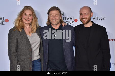 Colonia, Germania. 5 ottobre 2017. L'attore britannico Sean Bean (C) e sua moglie Ashley Moore e il direttore del programma Johannes Hensen al Cologne Film Festival Award show a Colonia, Germania, il 5 ottobre 2017. Crediti: Horst Galuschka/dpa/Alamy Live News Foto Stock