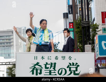 7 ottobre 2017, Ginza 4th Crossing, Ginza, Tokyo, Giappone: governatore di Tokyo e leader del Partito della speranza, Yuriko Koike che fa una campagna con Ichiro Matsui, leader di Ishin no Kai (Japan Restoration Party) (maglietta blu) e Takashi Kawamura, sindaco di Nagoya a Ginza 4th crossing a Tokyo. Foto Stock