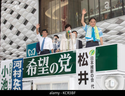 7 ottobre 2017, Ginza 4th Crossing, Ginza, Tokyo, Giappone: governatore di Tokyo e leader del Partito della speranza, Yuriko Koike che fa una campagna con Ichiro Matsui, leader di Ishin no Kai (Japan Restoration Party) (maglietta blu) e Takashi Kawamura, sindaco di Nagoya a Ginza 4th crossing a Tokyo. Foto Stock