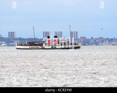 Sheerness, Kent, Regno Unito. Il 7 ottobre, 2017. Il Waverley Battello a Vapore dopo un breve viaggio fino il Medway capi passato Sheerness e torna a Southend Pier. La Waverley è l'ultimo per la navigazione marittima battello a vapore nel mondo ed è questo anno celebra il settantesimo anniversario del suo viaggio inaugurale. Credito: James Bell/Alamy Live News Foto Stock