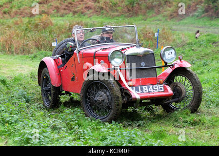 Badlands agriturismo vicino a kinnerton, powys - sabato 7 ottobre 2017 - vintage sports car club ( vscc ) welsh prova hill climb caso dove i concorrenti un punteggio come loro progressi fino a terreni fangosi hill climb - qui mostrato un vintage riley 9 special costruito nel 1928 al punto 6 sulla hill climb. Credito: Steven maggio/alamy live news Foto Stock