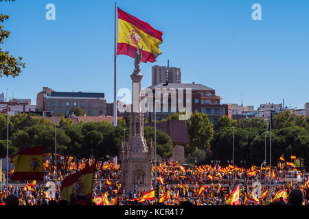 Madrid, Spagna. 7 ottobre 2017. Persone che trasportano bandiere spagnole durante una manifestazione che chiede l'unità della Spagna e contro l'indipendenza della Catalogna, a Madrid, Spagna. Crediti: Marcos del Mazo/Alamy Live News Foto Stock