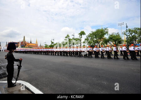 Bangkok, 7 ottobre. 29 ottobre 2017. I Drumers camminano in una processione durante una prova per il funerale del defunto re tailandese Bhumibol Adulyadej vicino al Grand Palace di Bangkok, Thailandia, 7 ottobre 2017. Il funerale reale di re Bhumibol è previsto tra il 25 ottobre e il 29 ottobre 2017. Crediti: Rachen Sageamsak/Xinhua/Alamy Live News Foto Stock