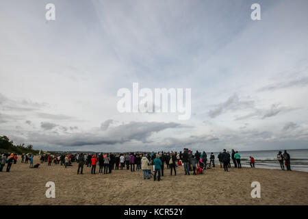 Danzica, Polonia. 7 ottobre 2017. I fedeli cattolici che pregano un rosario sulla riva del Mar Baltico si vedono a Danzica, in Polonia, il 7 ottobre 2017 i cattolici polacchi sono stati invitati a partecipare a una preghiera rosaria lungo i 3.500 chilometri di confine del paese per pregare per "la loro patria e il mondo intero”. Il 7 ottobre è celebrato nella Chiesa cattolica romana come festa della Madonna del Rosario. Un totale di 319 chiese vicine ai confini polacchi sono state selezionate come punti di incontro per l'evento. Crediti: Michal Fludra/Alamy Live News Foto Stock