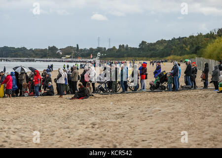 Danzica, Polonia. 7 ottobre 2017. I fedeli cattolici che pregano un rosario sulla riva del Mar Baltico si vedono a Danzica, in Polonia, il 7 ottobre 2017 i cattolici polacchi sono stati invitati a partecipare a una preghiera rosaria lungo i 3.500 chilometri di confine del paese per pregare per "la loro patria e il mondo intero”. Il 7 ottobre è celebrato nella Chiesa cattolica romana come festa della Madonna del Rosario. Un totale di 319 chiese vicine ai confini polacchi sono state selezionate come punti di incontro per l'evento. Crediti: Michal Fludra/Alamy Live News Foto Stock