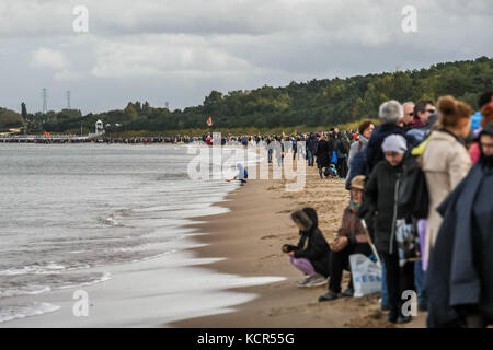 Gdansk, Polonia. 07 ott 2017. i cattolici credenti recitare un rosario sulla riva del Mar Baltico sono visti in Gdansk, Polonia il 7 ottobre 2017 i cattolici polacchi sono stati invitati a partecipare ad una preghiera del rosario lungo il paese di 3.500 chilometri di frontiera a pregare per la loro patria e il mondo intero". Il 7 ottobre si celebra nella chiesa cattolica romana come la festa della Madonna del Rosario. Un totale di 319 chiese vicino alle frontiere polacche sono stati selezionati come punti di raccolta per l'evento. Credito: Michal fludra/alamy live news Foto Stock