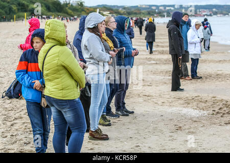 Gdansk, Polonia. 07 ott 2017. i cattolici credenti recitare un rosario sulla riva del Mar Baltico sono visti in Gdansk, Polonia il 7 ottobre 2017 i cattolici polacchi sono stati invitati a partecipare ad una preghiera del rosario lungo il paese di 3.500 chilometri di frontiera a pregare per la loro patria e il mondo intero". Il 7 ottobre si celebra nella chiesa cattolica romana come la festa della Madonna del Rosario. Un totale di 319 chiese vicino alle frontiere polacche sono stati selezionati come punti di raccolta per l'evento. Credito: Michal fludra/alamy live news Foto Stock