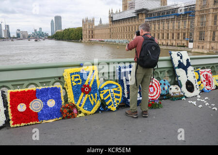 Londra, Regno Unito. 7 ott 2017. calcio creste ghirlande che rappresentano diversi English football club sono collocati sul Westminster Bridge dalla football lads alleanza in uno spettacolo di unità contro l'estremismo e il terrorismo.Tuttavia anti-razzismo gli attivisti hanno detto i membri del fla hanno legami con la difesa inglese league (EDL) e altri più a destra delle organizzazioni credito: amer ghazzal/alamy live news Foto Stock