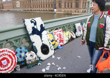 Londra, Regno Unito. 7 ott 2017. calcio creste ghirlande che rappresentano diversi English football club sono collocati sul Westminster Bridge dalla football lads alleanza in uno spettacolo di unità contro l'estremismo e il terrorismo.Tuttavia anti-razzismo gli attivisti hanno detto i membri del fla hanno legami con la difesa inglese league (EDL) e altri più a destra delle organizzazioni credito: amer ghazzal/alamy live news Foto Stock