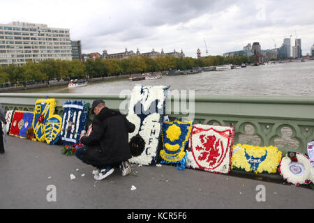 Londra, Regno Unito. 7 ott 2017. calcio creste ghirlande che rappresentano diversi English football club sono collocati sul Westminster Bridge dalla football lads alleanza in uno spettacolo di unità contro l'estremismo e il terrorismo.Tuttavia anti-razzismo gli attivisti hanno detto i membri del fla hanno legami con la difesa inglese league (EDL) e altri più a destra delle organizzazioni credito: amer ghazzal/alamy live news Foto Stock