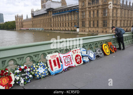 Londra, Regno Unito. 7 ott 2017. calcio creste ghirlande che rappresentano diversi English football club sono collocati sul Westminster Bridge dalla football lads alleanza in uno spettacolo di unità contro l'estremismo e il terrorismo.Tuttavia anti-razzismo gli attivisti hanno detto i membri del fla hanno legami con la difesa inglese league (EDL) e altri più a destra delle organizzazioni credito: amer ghazzal/alamy live news Foto Stock