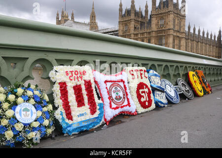 Londra, Regno Unito. 7 ott 2017. calcio creste ghirlande che rappresentano diversi English football club sono collocati sul Westminster Bridge dalla football lads alleanza in uno spettacolo di unità contro l'estremismo e il terrorismo.Tuttavia anti-razzismo gli attivisti hanno detto i membri del fla hanno legami con la difesa inglese league (EDL) e altri più a destra delle organizzazioni credito: amer ghazzal/alamy live news Foto Stock