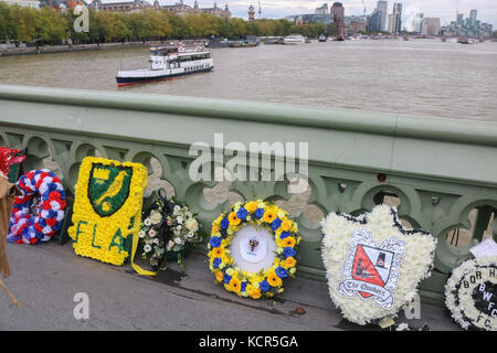 Londra, Regno Unito. 7 ott 2017. calcio creste ghirlande che rappresentano diversi English football club sono collocati sul Westminster Bridge dalla football lads alleanza in uno spettacolo di unità contro l'estremismo e il terrorismo.Tuttavia anti-razzismo gli attivisti hanno detto i membri del fla hanno legami con la difesa inglese league (EDL) e altri più a destra delle organizzazioni credito: amer ghazzal/alamy live news Foto Stock