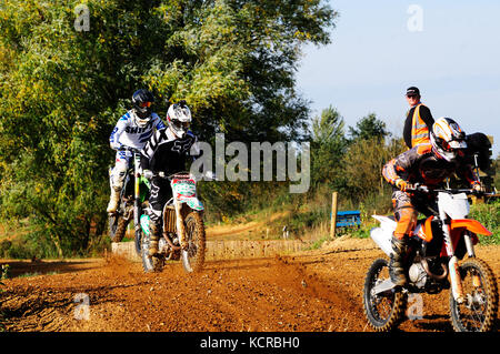 Sessione di prove libere in pista di motocross Foto Stock