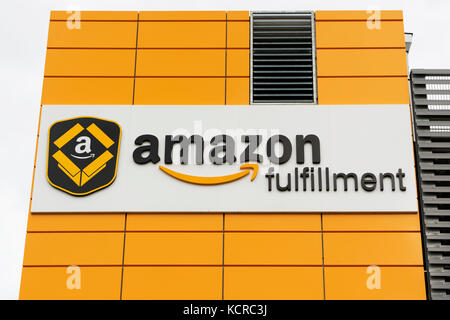 La segnaletica per un Amazon Fulfillment Center situato vicino all'Aeroporto di Manchester (solo uso editoriale). Foto Stock
