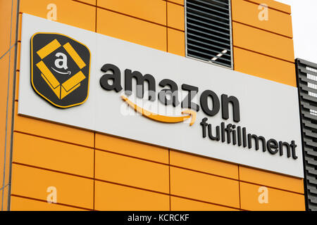La segnaletica per un Amazon Fulfillment Center situato vicino all'Aeroporto di Manchester (solo uso editoriale). Foto Stock