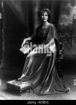 Emmeline Pankhurst fu una figura chiave nel movimento britannico delle suffragette, che sosteneva il diritto di voto delle donne. Questa immagine ritrae Pankhurst, un attivista di spicco che ha svolto un ruolo fondamentale nella lotta per l'uguaglianza di genere all'inizio del XX secolo. Foto Stock