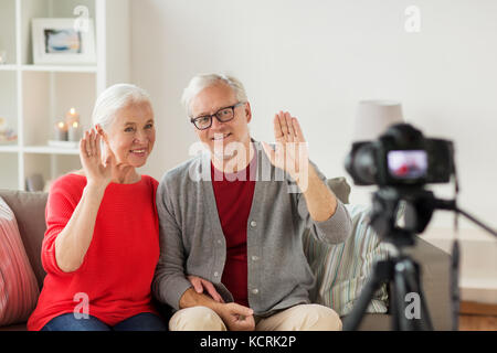Felice coppia senior con fotocamera registrazione di video Foto Stock