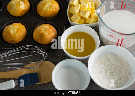 Vari ingredienti disposti su un sfondo di calcestruzzo Foto Stock