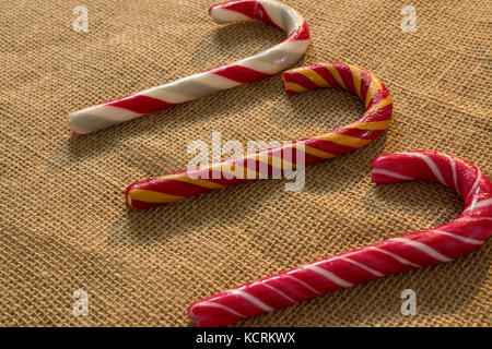 Close up di colorate candy canes su tela Foto Stock