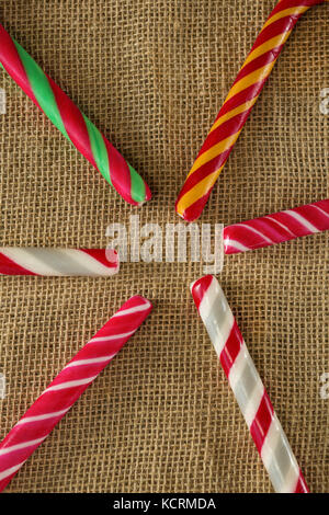 Close-up di variopinte candy canes disposti su tessuto Foto Stock