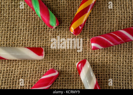 Close-up di variopinte candy canes disposti su tessuto Foto Stock