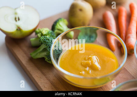 La purea di verdure o cibo per neonati in recipiente di vetro Foto Stock