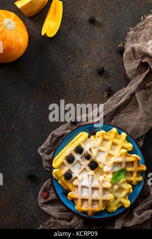 Tavolo per la colazione con la zucca cialde, latte fresco e bacche di blackberry su una cucina in legno tavolo. Foto Stock