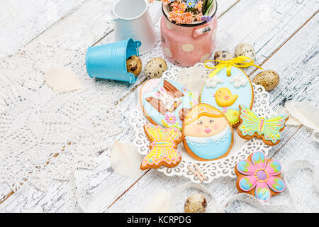 Bella pasqua vetrato cookie sul tavolo di legno Foto Stock