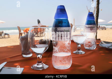 Bentota Sri Lanka Amal Villa Ristorante Bottiglia di Aquafresh acqua e del vetro Foto Stock