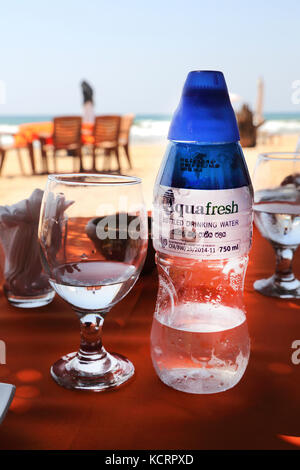 Bentota Sri Lanka Amal Villa Ristorante Bottiglia di Aquafresh acqua e del vetro Foto Stock