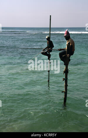 Midigama della provincia meridionale dello Sri Lanka Stilt pescatori Foto Stock