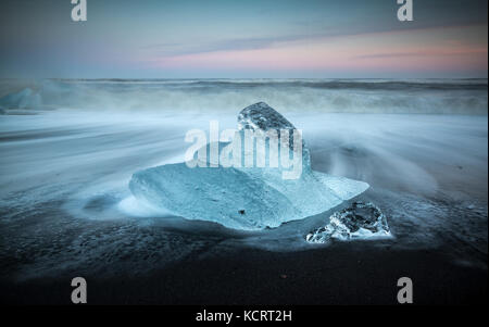 Iceberg glaciale lavato fino al nero sabbie di breidamurkursandur vicino Vatnajokull National Park, Islanda Foto Stock