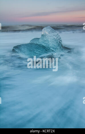 Iceberg glaciale lavato fino al nero sabbie di breidamurkursandur vicino Vatnajokull National Park, Islanda Foto Stock