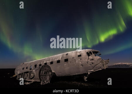 Solheimasandur DC-3 relitto aereo con Aurora Boreale (Northern Lights) In Islanda Foto Stock