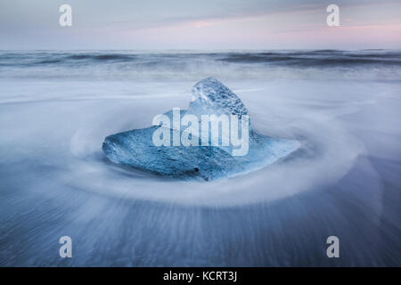 Iceberg glaciale lavato fino al nero sabbie di breidamurkursandur vicino Vatnajokull National Park, Islanda Foto Stock