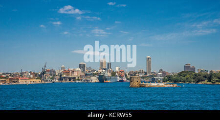 Australia, Nuovo Galles del Sud, Port Jackson, vista di Fort Denison, Woolloomooloo Bay e l'Isola Giardino navale cantiere Dock dal Porto di Sydney Foto Stock