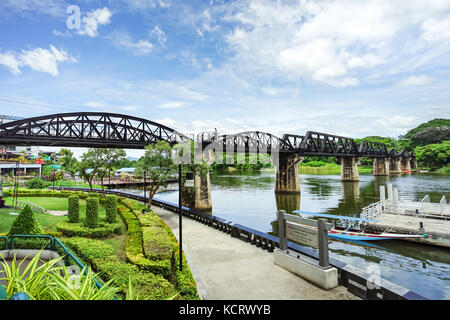 Il ponte sul fiume Kwai in Kanchanaburi, Thailandia Foto Stock