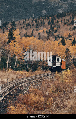 Mt Washington, New Hampshire - Ott 13: turismo treno alla gamma della montagna con il fogliame in ottobre 13, 2015 in New Hampshire. mt Washington è la più alta Foto Stock