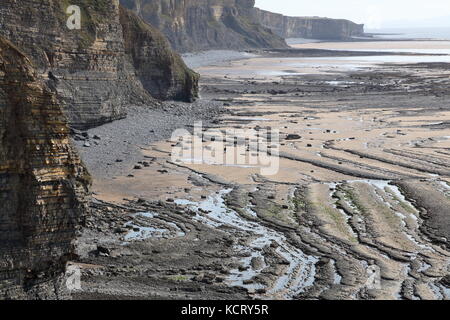 Il telecomando costa incontaminata tra Dunraven bay e Nash punto essendo abbastanza innaccesible lascia le baie e le spiagge in belle condizioni. Foto Stock