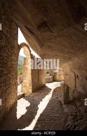 Vecchie mura costruita vicino alla roccia di santo spirito a Maiella Foto Stock